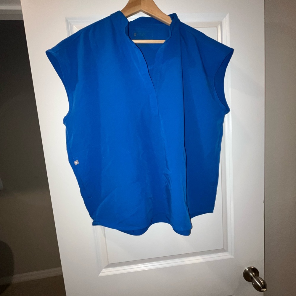 Figs scrub top